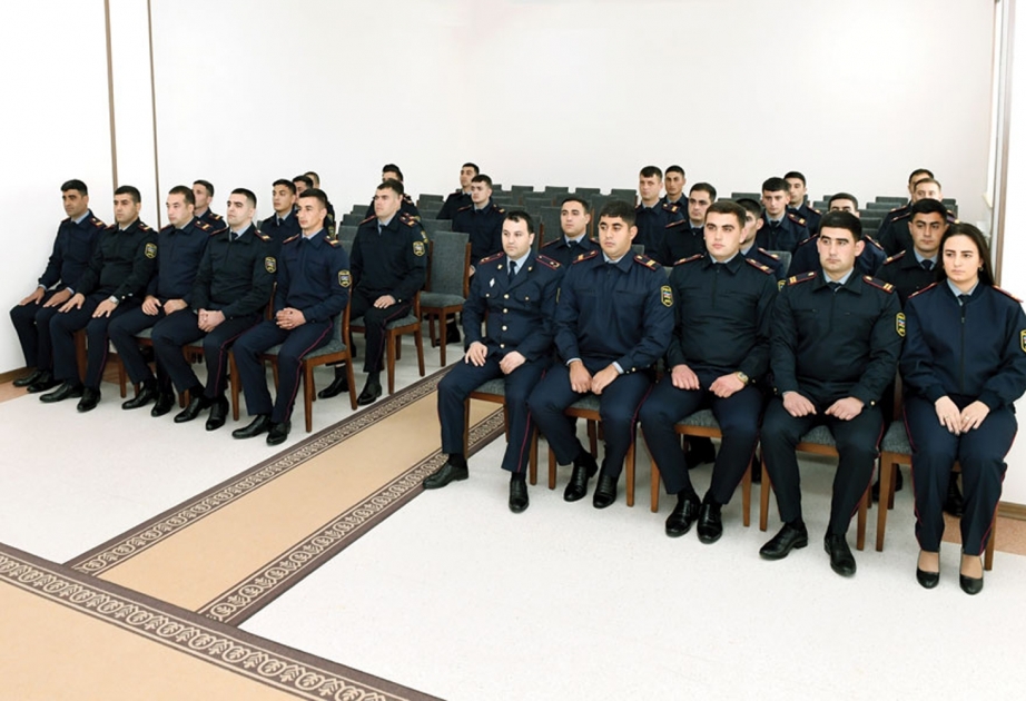 Muxtar respublikanın daxili işlər orqanlarında xidmətə qəbul edilmiş şəxslərə vəsiqələr təqdim edilib