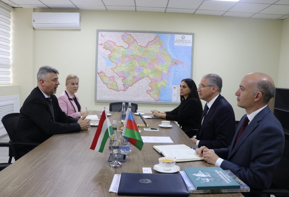 وزير البيئة يجتمع مع السفير الهنغاري الجديد في أذربيجان