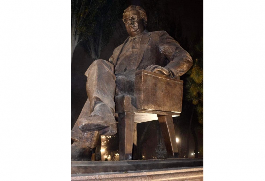 Beynəlxalq Türk Mədəniyyəti və İrsi Fondunun prezidenti Daşkənddə Maqsud Şeyxzadənin heykəlini ziyarət edib