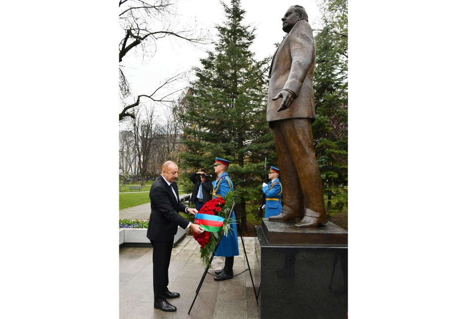 El Presidente de Azerbaiyán visita los monumentos al líder nacional Heydar Aliyev y a Milorad Pavić en el Parque Tašmajdan de Belgrado