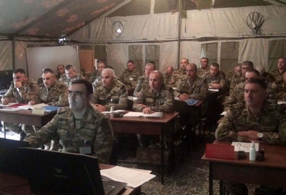 Se está llevando a cabo un ejercicio de mando y control con formaciones de las fuerzas terrestres