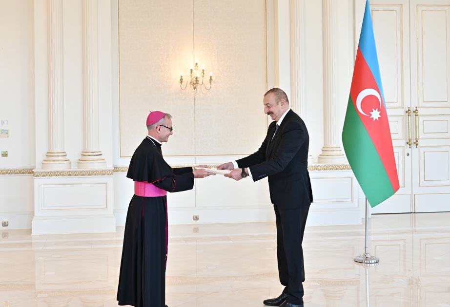 Neuer Apostolischer Nuntius Erzbischof des Heiligen Stuhls in Aserbaidschan überreicht Präsident Ilham Aliyev sein Beglaubigungsschreiben