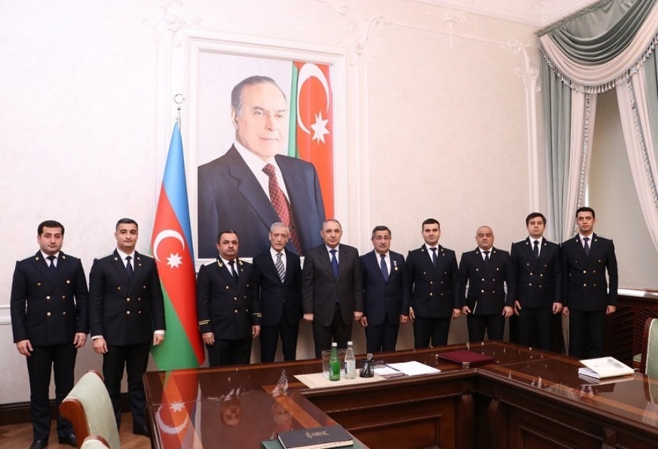 Prokurorluğun qulluqda olmanın son yaş həddinə çatmış iki əməkdaşı mükafatlandırılıb