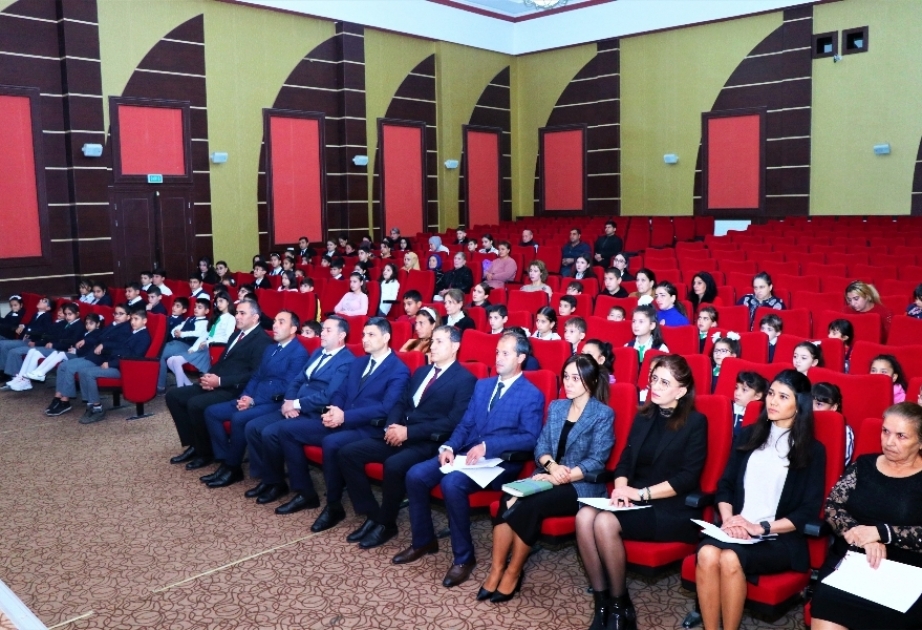 Sosial qayğıya ehtiyacı olan məktəblilərə qış geyimləri verilib