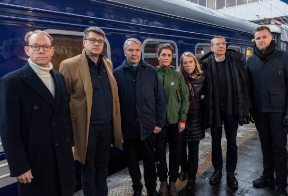 Los ministros de Asuntos Exteriores de siete países visitan Kiev