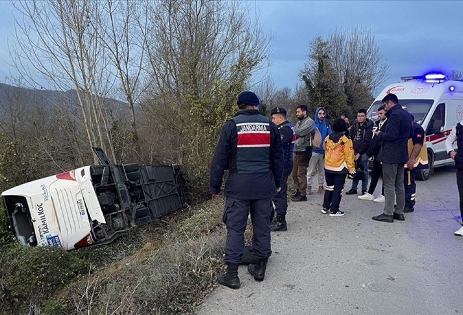 Türkiyədə avtobus aşıb, azı 39 nəfər xəsarət alıb

