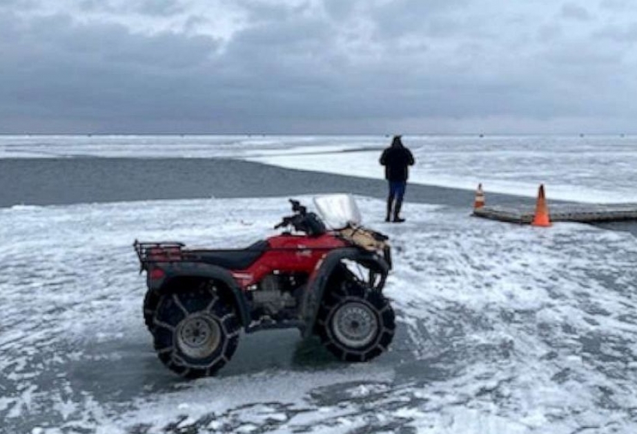 Около 100 рыбаков спасены с отколовшейся льдины на озере Миннесота в США