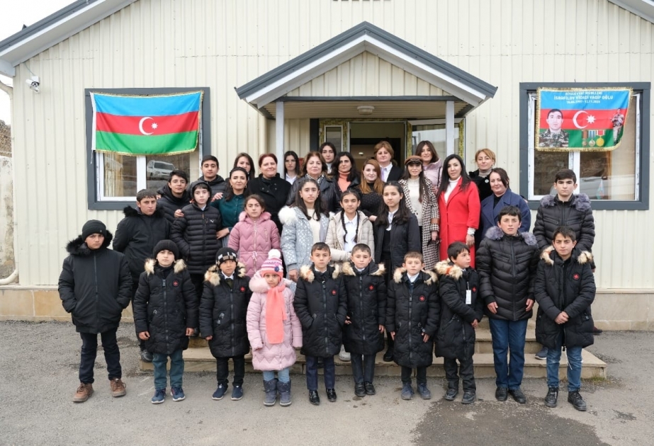 Gəncə şəhər məktəblilərinin Daşkəsənin Gurbulaq kənd məktəbinə dostluq səfəri