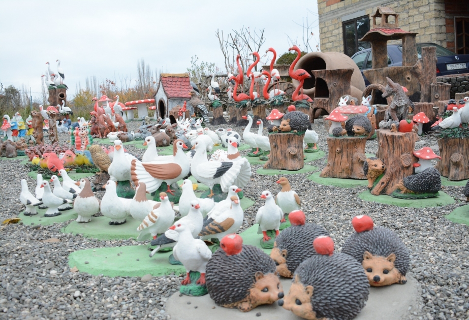 Zoo, in dem Vögel- und Tierstatuen gut gemacht sind und echt aussehen VIDEO