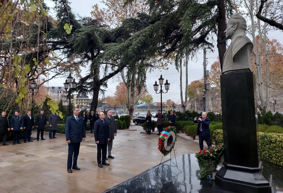 Tbilisidə ulu öndər Heydər Əliyevin abidəsini ziyarət