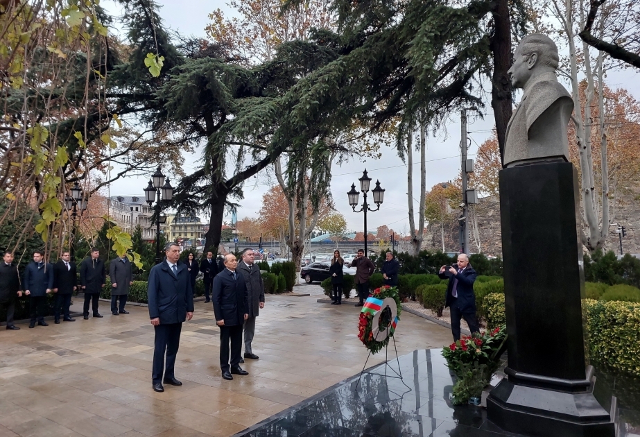 Azerbaijan`s justice minister visits monument to national leader Heydar Aliyev in Tbilisi