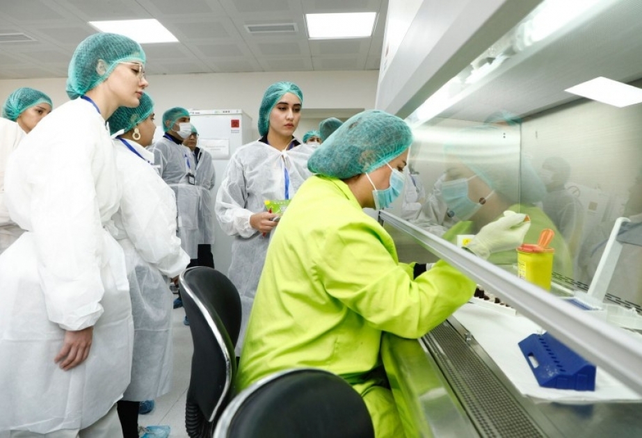 “Açıq qapı” günündə iştirakçılar qida məhsullarının laboratoriyalarda keçdiyi mərhələləri izləyiblər