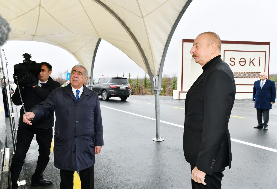 El presidente Ilham Aliyev asistió a la inauguración de la carretera Oghuz-Shaki después de la reconstrucción