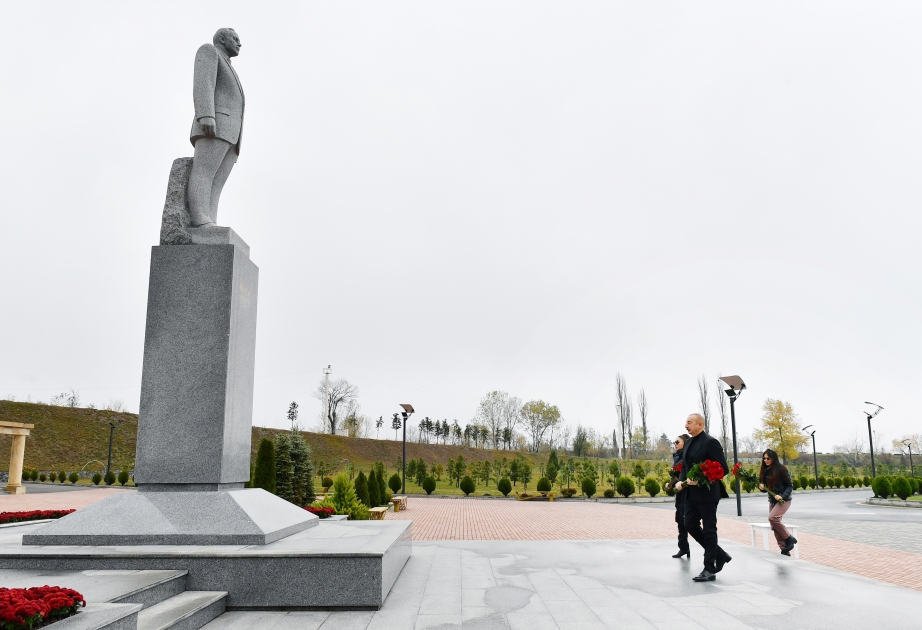 Le président Ilham Aliyev et son épouse Mehriban Aliyeva se déplacent dans la région de Chéki  Ils se recueillent devant la statue d’Heydar Aliyev VIDEO