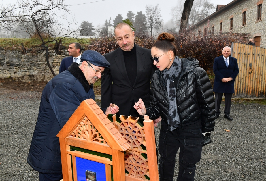 Chéki : Ilham Aliyev inspecte les travaux de rénovation dans la Réserve historico-architecturale nationale « Youkhari Bach » VIDEO