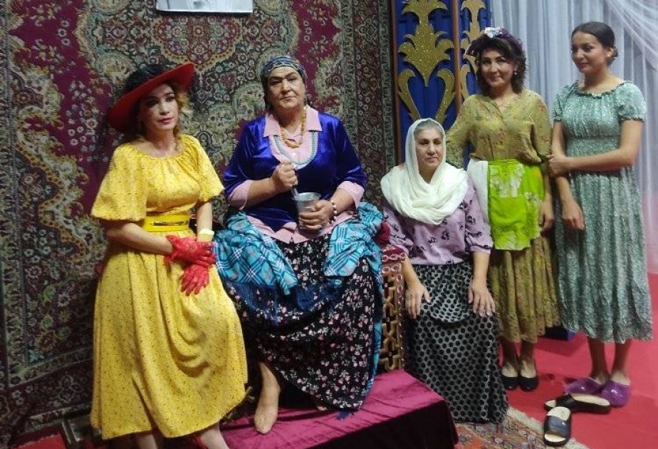 Özbək teatrının “Qayınanası” Bakı tamaşaçıları ilə sağollaşır