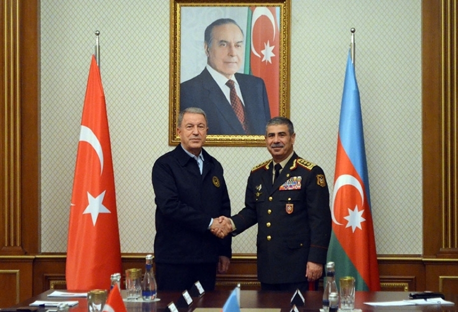 Ministro de Defensa azerbaiyano se reúne con su homólogo turco