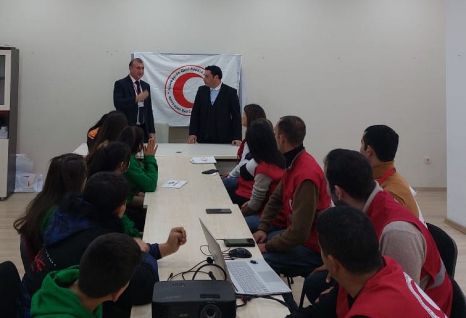 Qızıl Aypara Cəmiyyətinin könüllülərinə qan donorluğu və talassemiya haqqında məlumat verilib