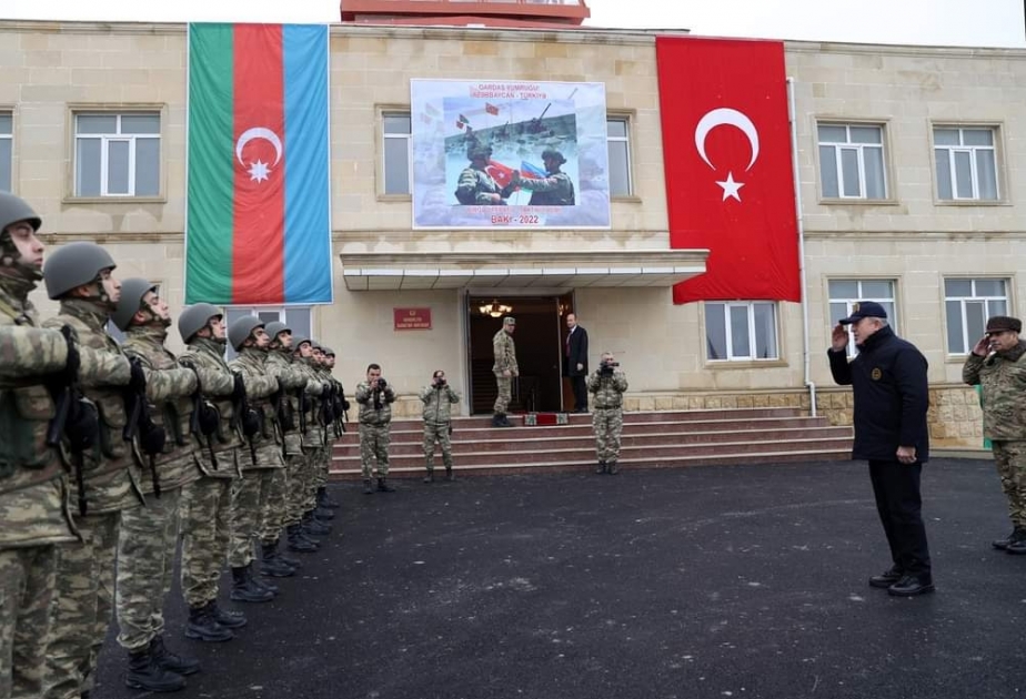 Türkiyə və Azərbaycanın müdafiə nazirləri “Qardaş yumruğu” təlimində hərbçilərə mükafatlar təqdim edib