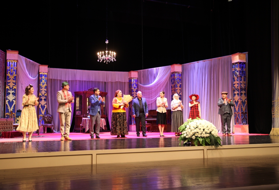 Bakıda qastrolda olan özbək teatrı mükafatlandırılıb