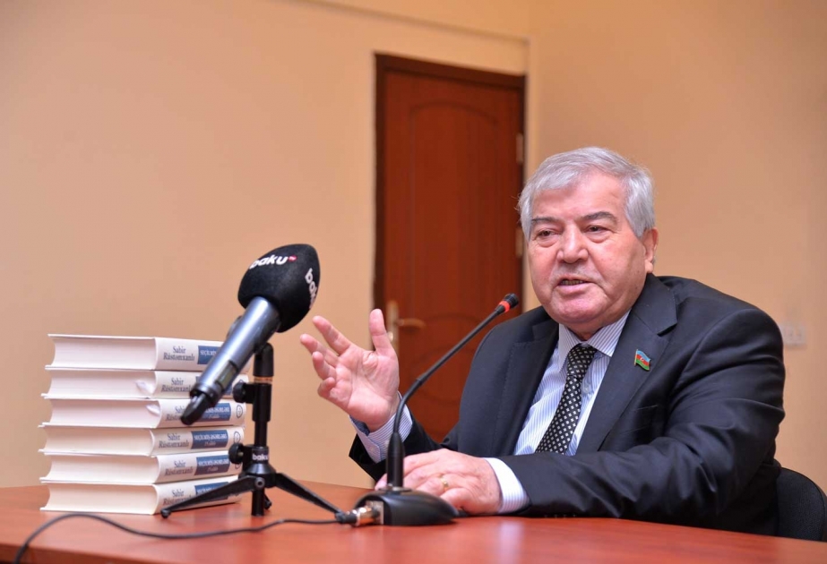 Xalq şairi “Məktəbdə...”