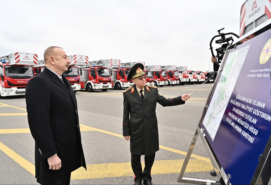 Präsident Ilham Aliyev lernt nach Aserbaidschan neu gebrachte Krankenwagen kennen VIDEO
