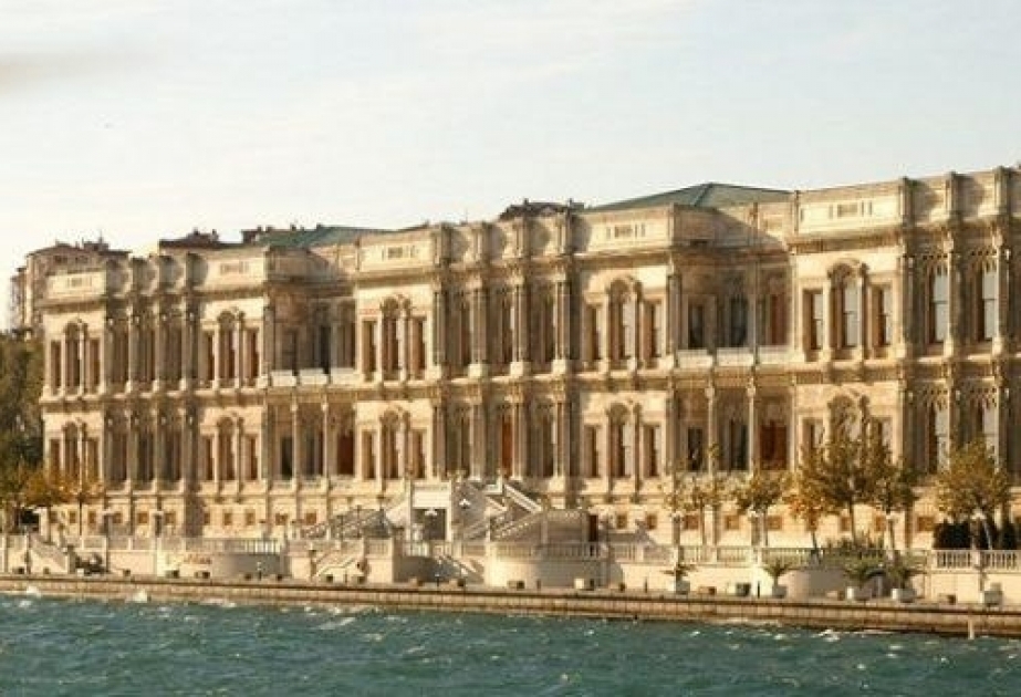 İstanbulun Çırağan Sarayında yanğın baş verib