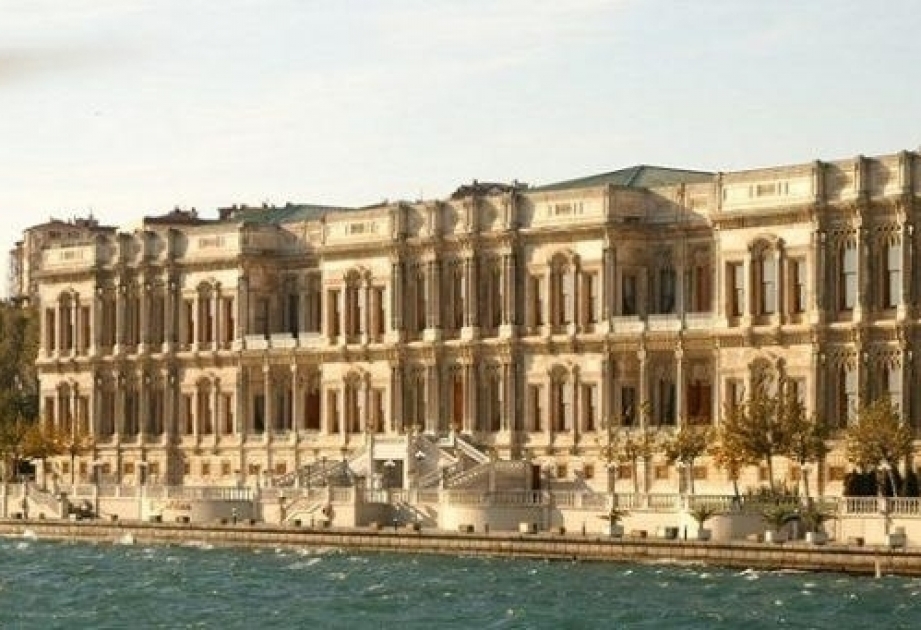 Во дворце Чираган в Стамбуле вспыхнул пожар