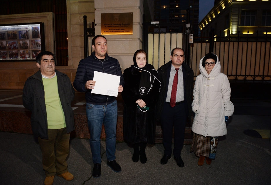 Группа азербайджанских экологов провела акцию протеста перед посольством России в Баку