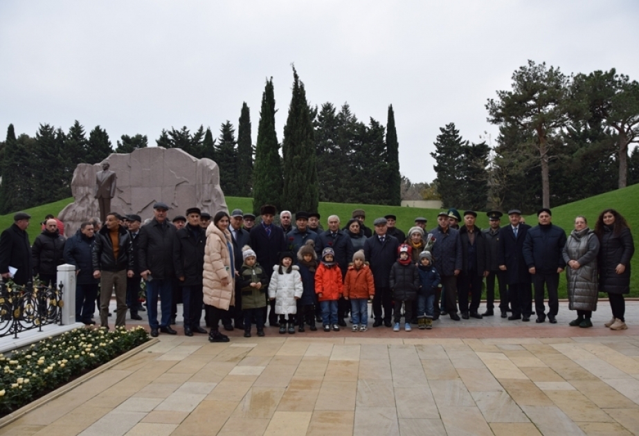 Respublika Veteranlar Təşkilatının əməkdaşları Heydər Əliyevin məzarını ziyarət ediblər