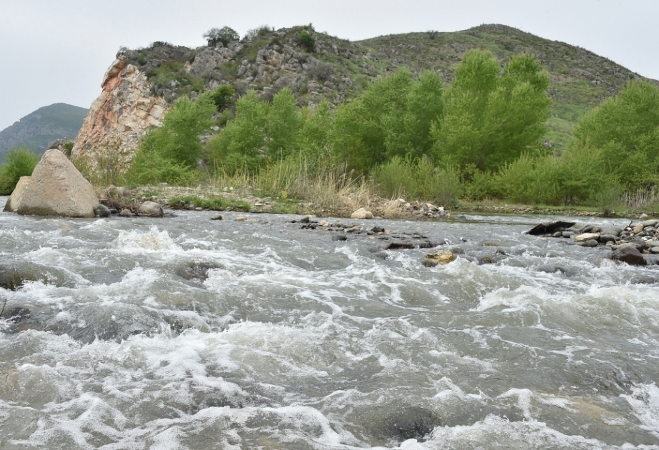 La contaminación química del rio Okhchuchay continúa durante todo el año