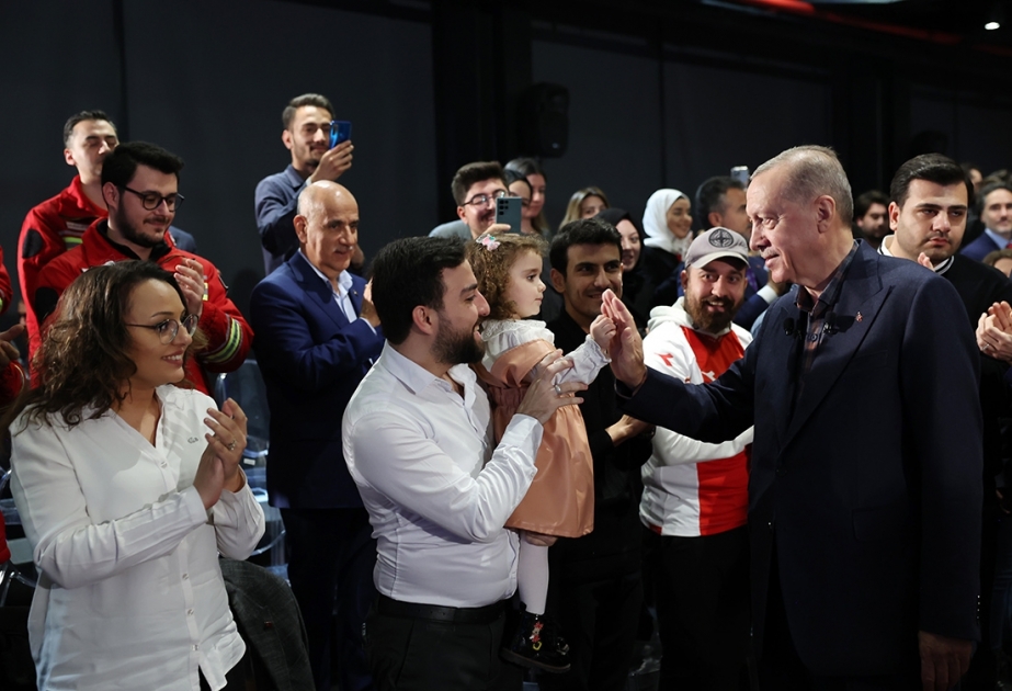 Türkiyə Prezidenti Samsunda gənclərlə görüşüb