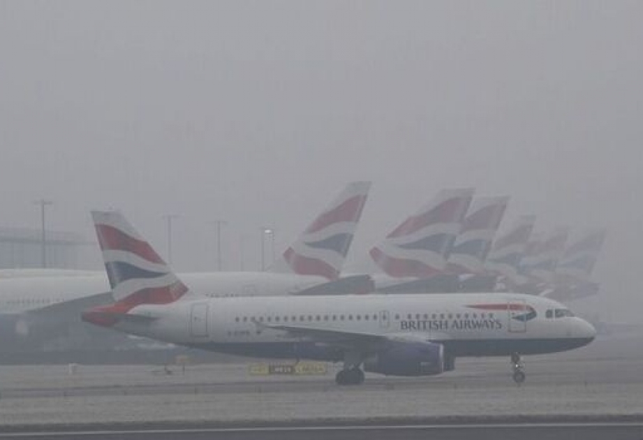 Duman və qar Londonda onlarca aviareysin təxirə salınmasına səbəb olub