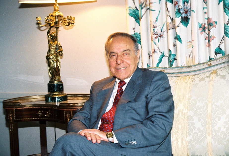 Aserbaidschan ehrt Andenken von Nationalleader Heydar Aliyev mit tiefem Respekt