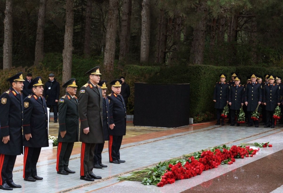 Daxili İşlər Nazirliyinin rəhbər heyəti Fəxri xiyabanda Ulu Öndərin xatirəsini anıb