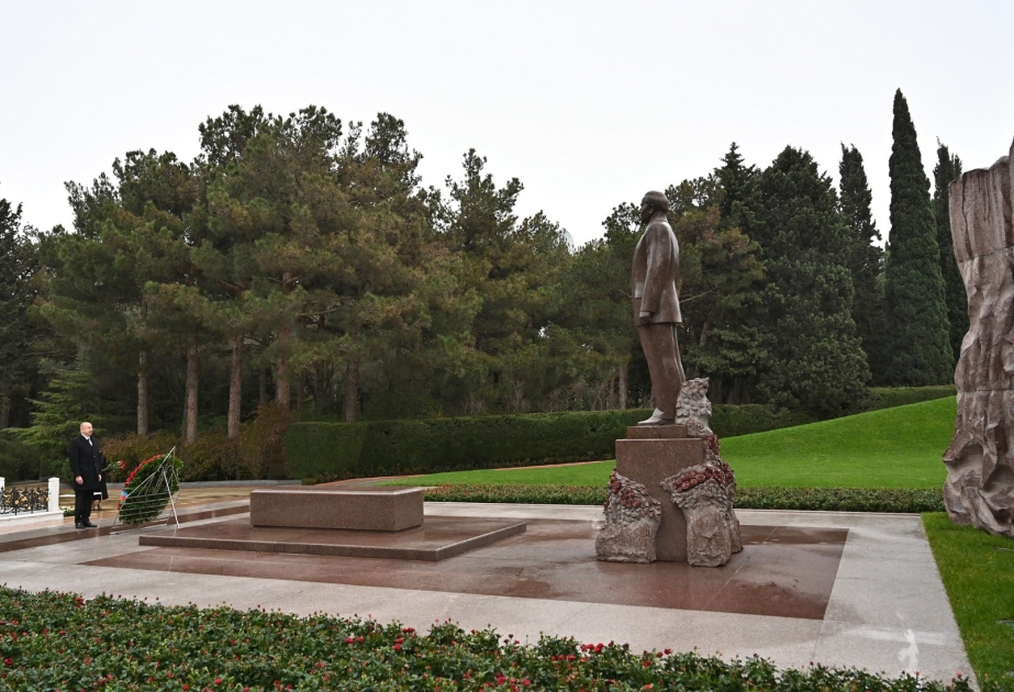 President Ilham Aliyev and First Lady Mehriban Aliyeva visited grave of national leader Heydar Aliyev VIDEO