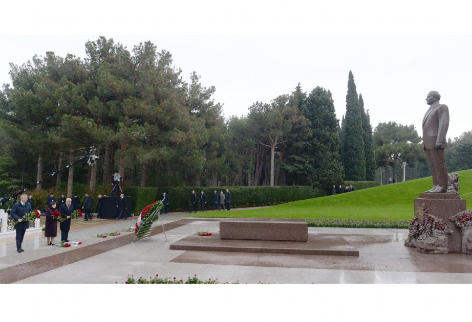 Funcionarios estatales y gubernamentales de Azerbaiyán rinden respeto al Gran Líder Heydar Aliyev