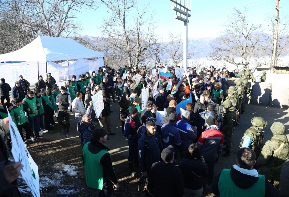 阿塞拜疆环保员在拉钦-舒沙公路上举行抗议活动