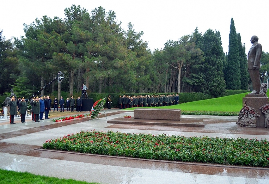 La dirección del Ministerio de Defensa de Azerbaiyán visita el Callejón de Honor