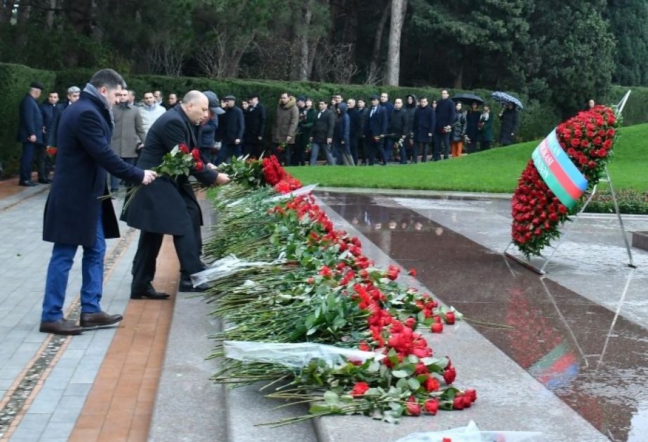 Mədəniyyət Nazirliyinin kollektivi Ümummilli Lider Heydər Əliyevin məzarını ziyarət edib