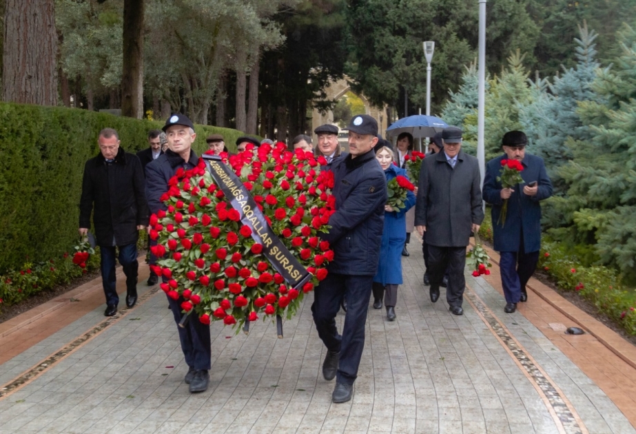 Azərbaycan Ağsaqqallar Şurasının üzvləri Ümummilli Liderin məzarını ziyarət ediblər