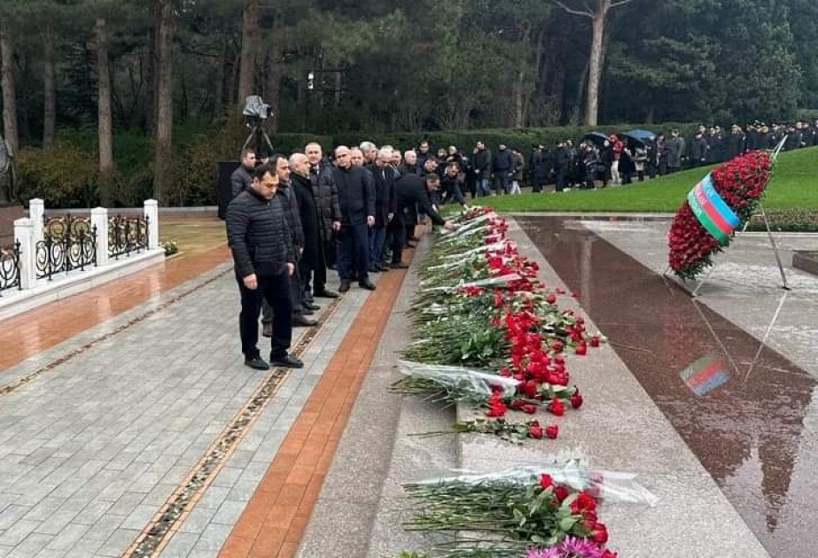 Dövlət Komitəsinin kollektivi Ulu Öndərin məzarını ziyarət edib