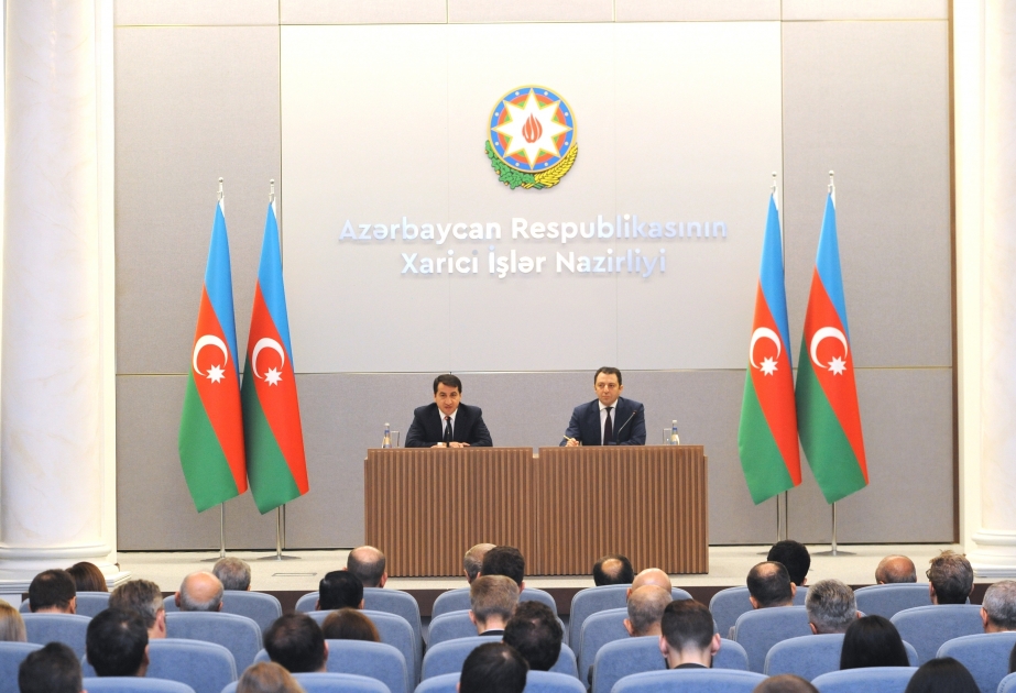 Hikmet Hadjiyev : Les ressources naturelles de l’Azerbaïdjan ont été exploitées illégalement