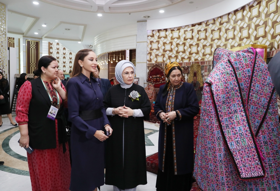 Turkmenbaschy: First Lady von Aserbaidschan lernt Ausstellungen bildender und dekorativer Kunst kennen VIDEO