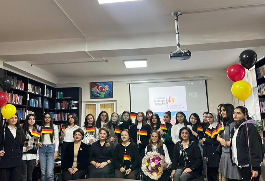 Alman dilində şeir, mahnı və səhnəciklər – tələbələrin ifasında