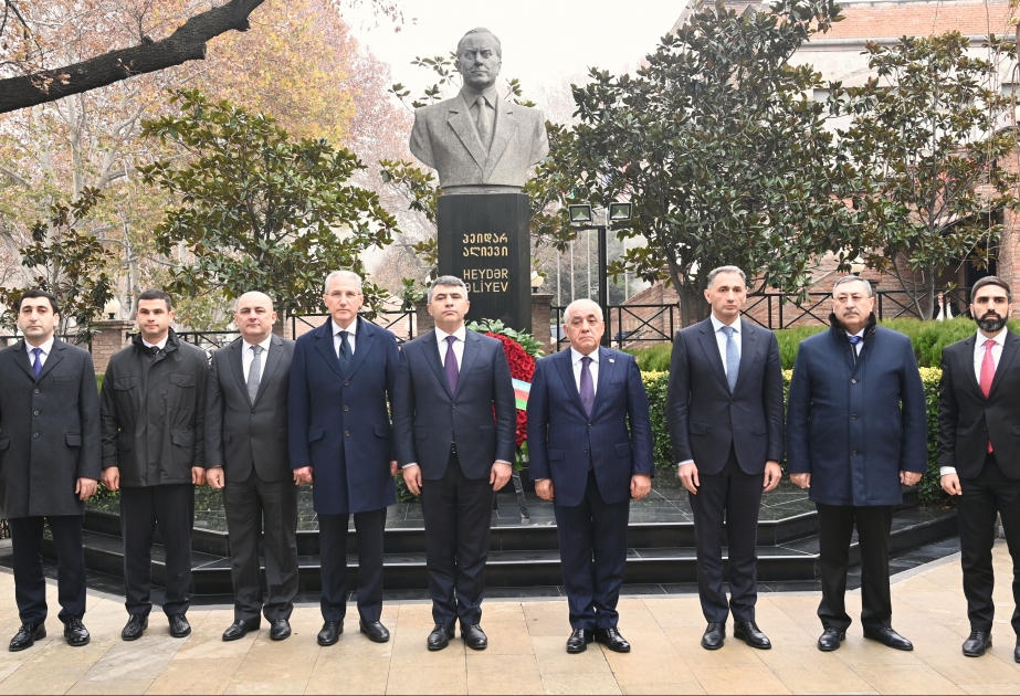 Baş nazir Əli Əsədov Tbilisidə Ümummilli Liderin abidəsini ziyarət edib