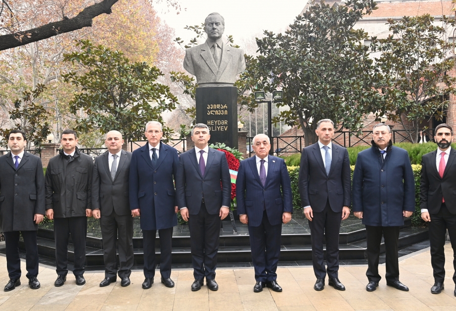 Azerbaijani PM visits monument to national leader Heydar Aliyev in Tbilisi
