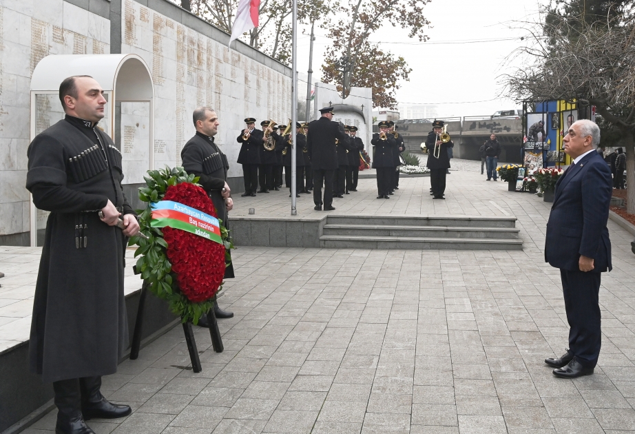 Премьер-министр Али Асадов посетил Мемориал героев в Тбилиси