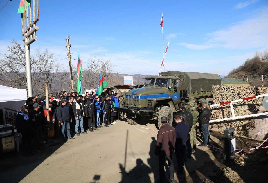 Еще один автомобильный караван миротворцев проехал по дороге, где проходит акция протеста