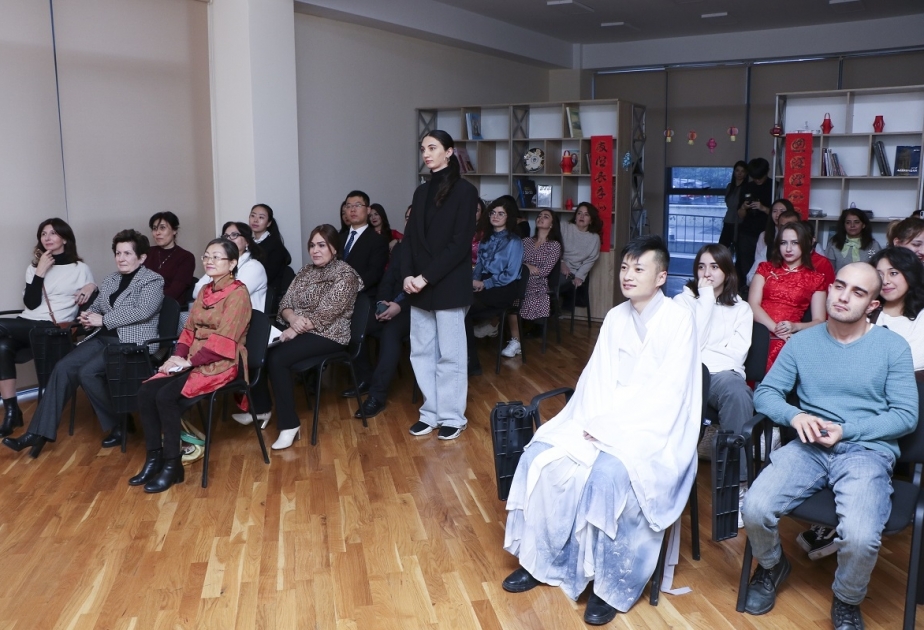 Çin xəttatlığı üzrə ustad dərslərində iştirak edən tələbələrə sertifikatlar verilib